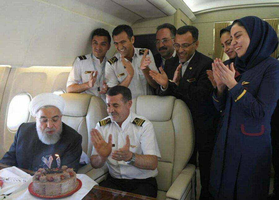 جدیدترین تصاویر جشن تولد رئیس جمهوری در هواپیما ، واکنش مهمانداران و اعضای دولت همراه روحانی ، عکس و متن رئیس جمهور از تولد هوایی اش