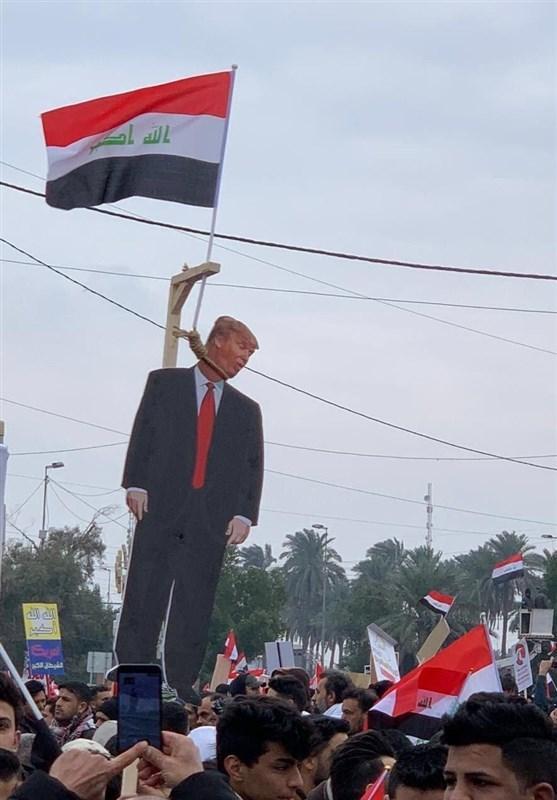 تظاهرات کنندگان عراقی آدمک ترامپ را به دار آویختند